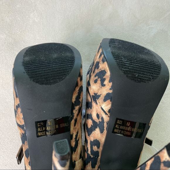 Qupid NWOB Penelope Leopard Platform Nubuck Heels Size 5.5 Double Strap Buckle - Picture 6 of 6